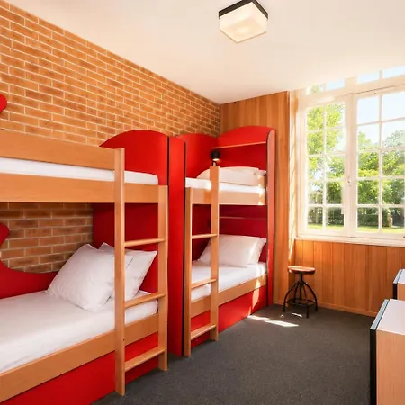 Hostel De *
