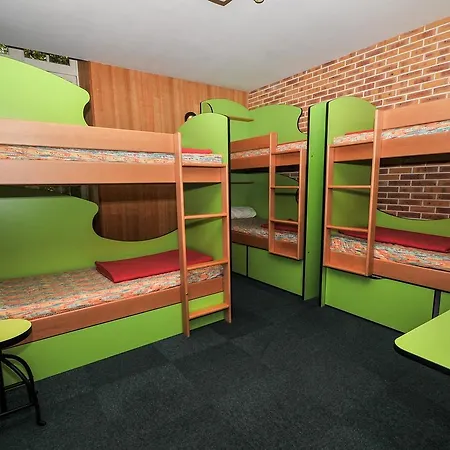 Hostel De *