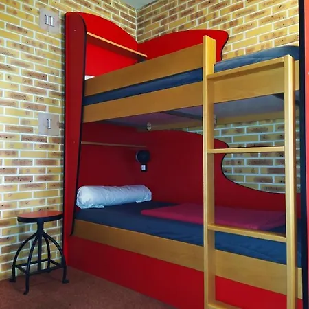Hostel De *